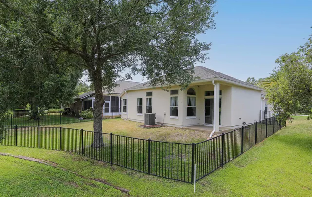 a view of a backyard