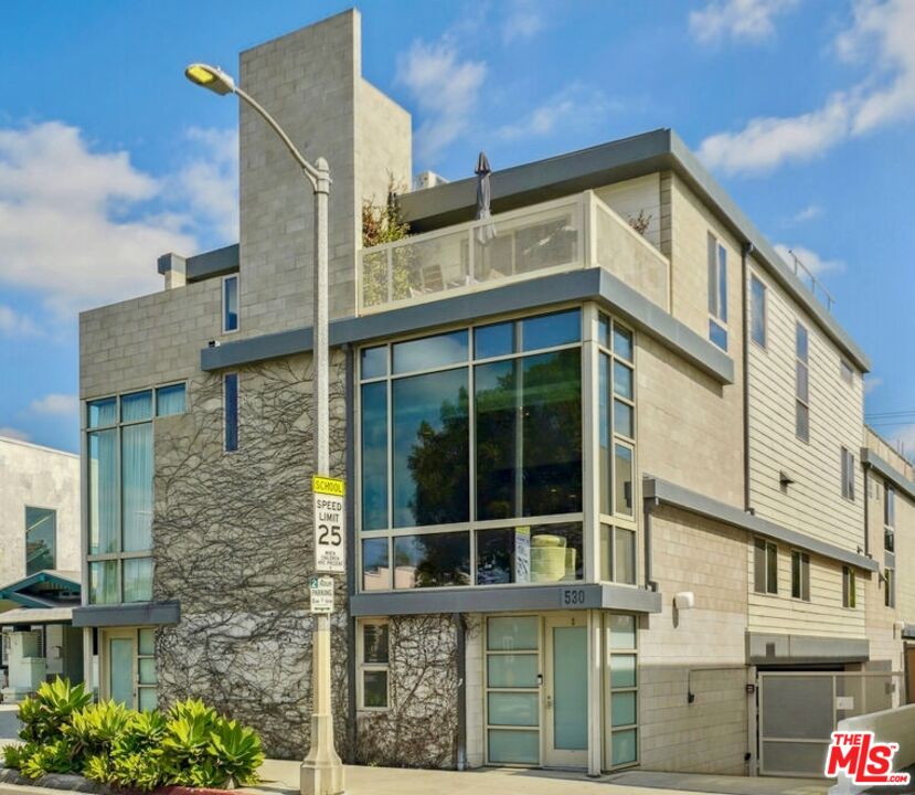 530 North Larchmont Boulevard, Unit 4 Los Angeles, CA 90004 - Photo 1 of 18