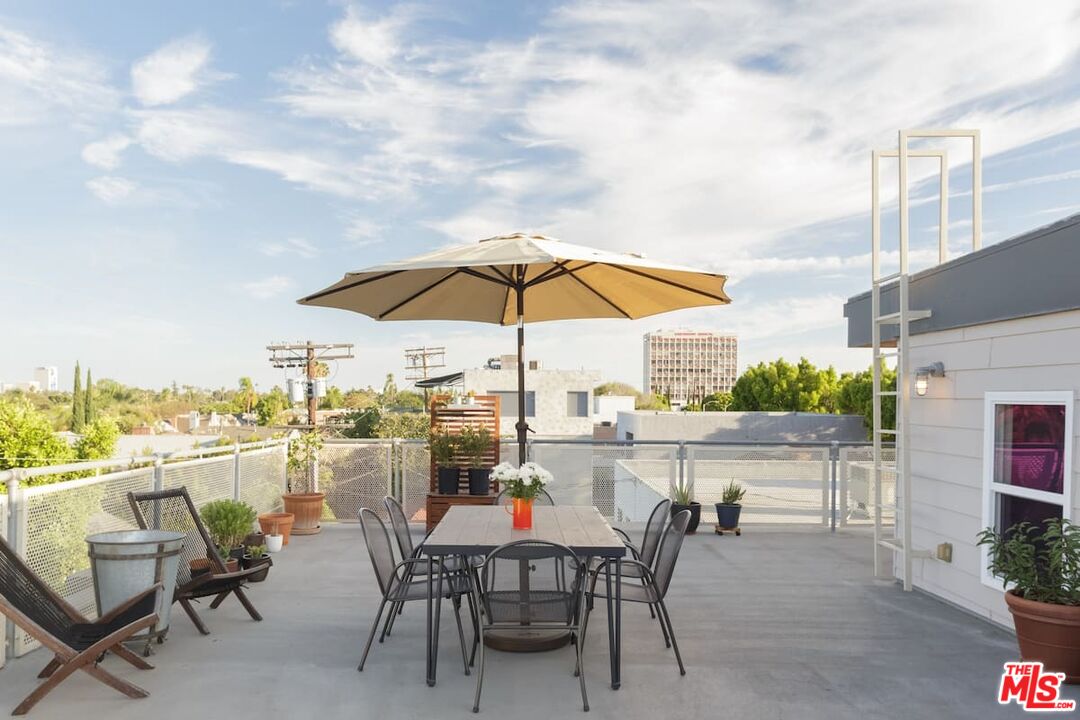 530 North Larchmont Boulevard, Unit 4 Los Angeles, CA 90004 - Photo 16 of 18 a view of a terrace with furniture and stove