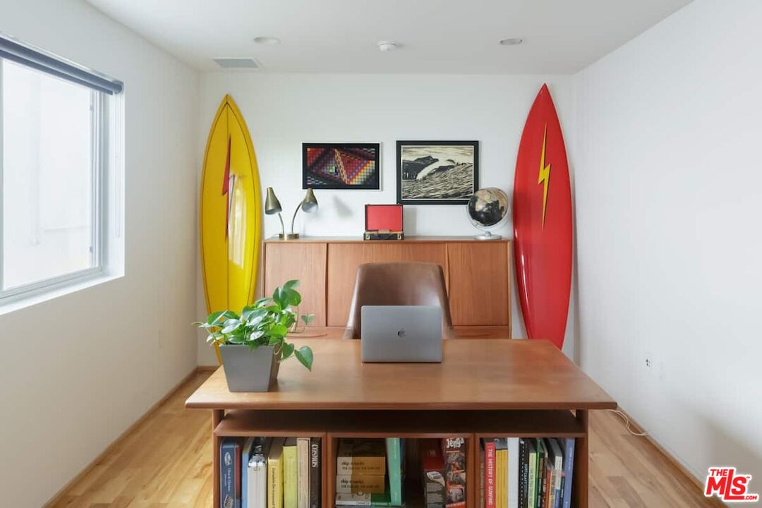 530 North Larchmont Boulevard, Unit 4 Los Angeles, CA 90004 - Photo 6 of 18 a view of a living room