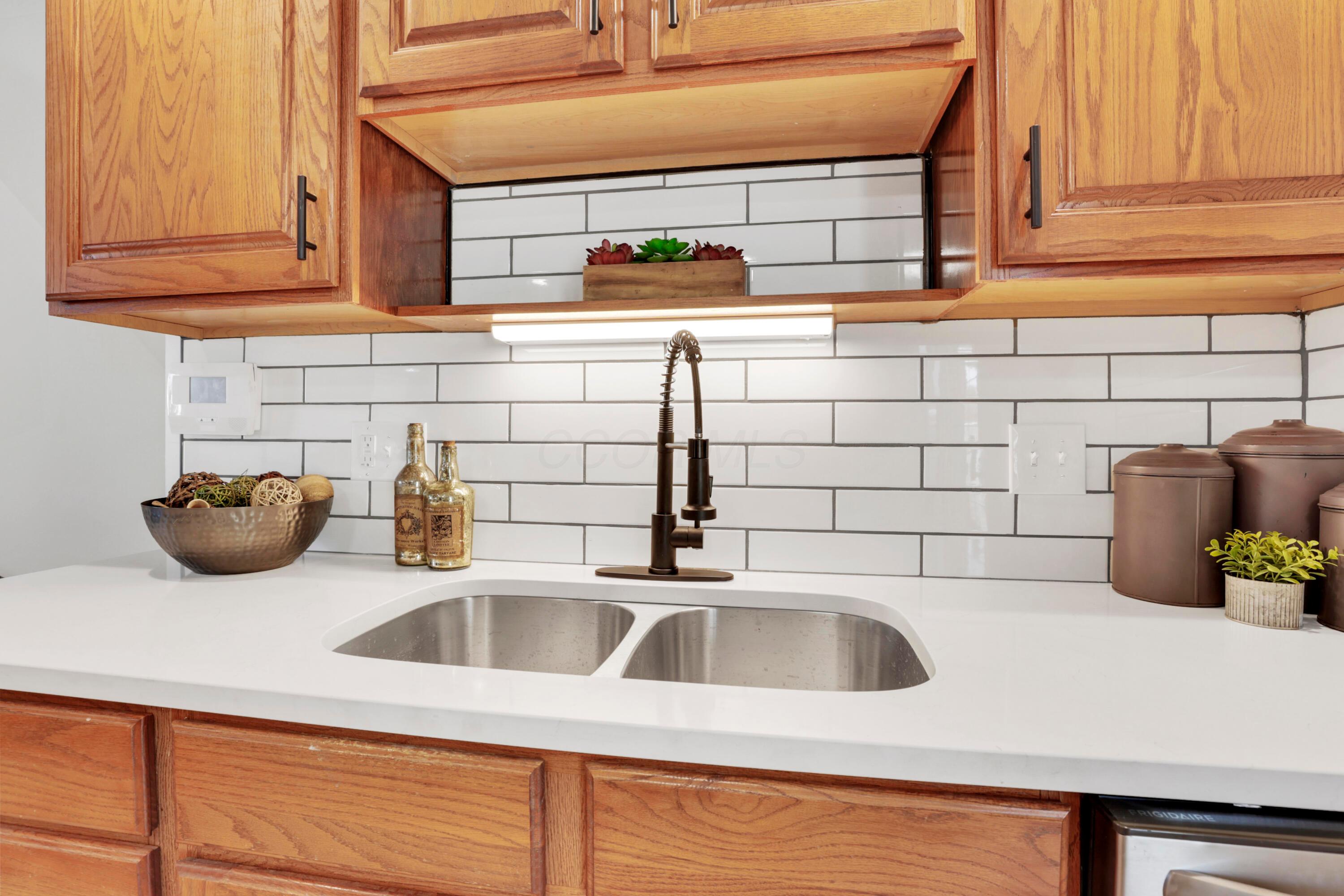 2911 Renfro Road Columbus, OH 43232 - Photo 8 of 31 Quartz Countertop