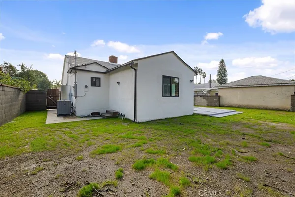 a view of a house with backyard and garden