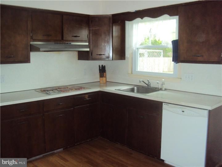 9 Maureen Road Holland, PA 18966 - Photo 8 of 20 Kitchen
