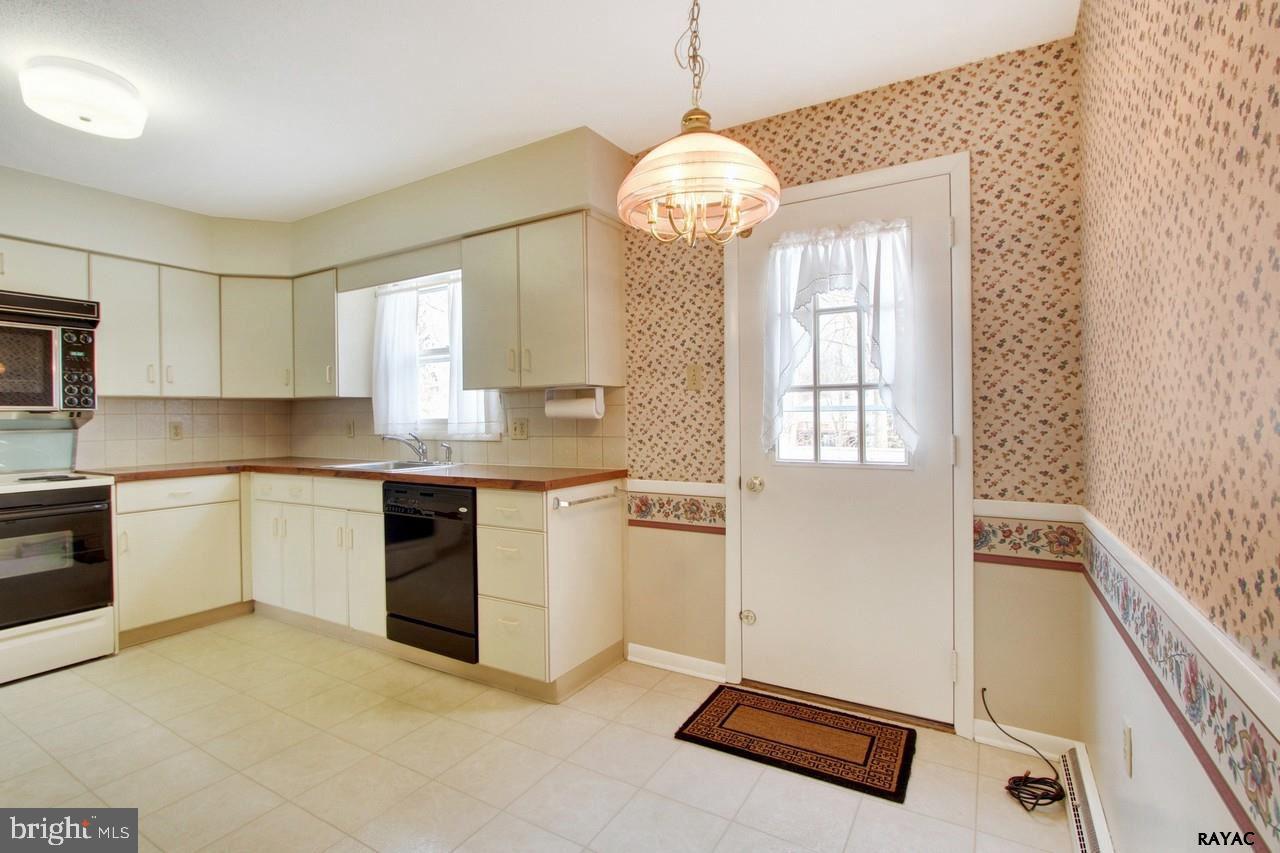 167 Kirch Road York, PA 17402 - Photo 7 of 28