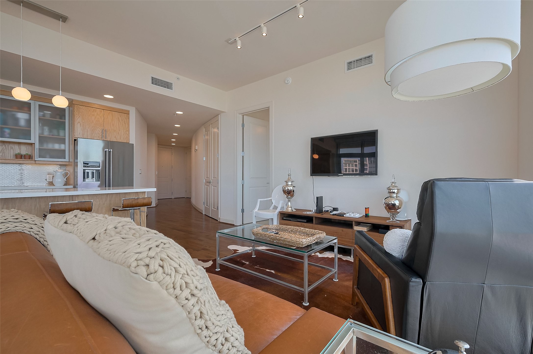 2207 Bancroft Lane, Unit 604 Houston, TX 77027 - Photo 15 of 40 a living room with furniture and flat screen tv