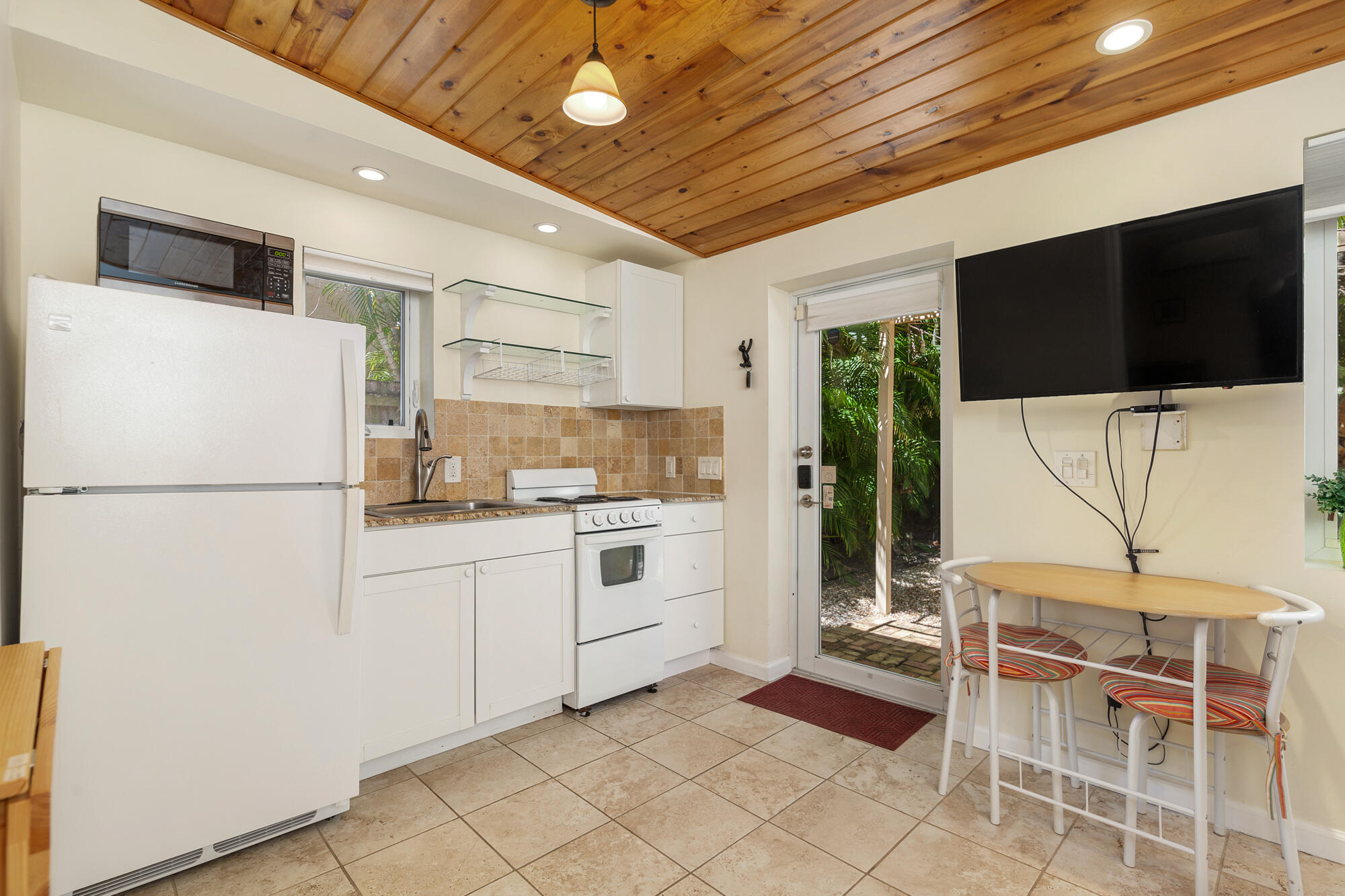 714 Sunset Road West Palm Beach, FL 33401 - Photo 19 of 31 Guest Cottage Kitchen