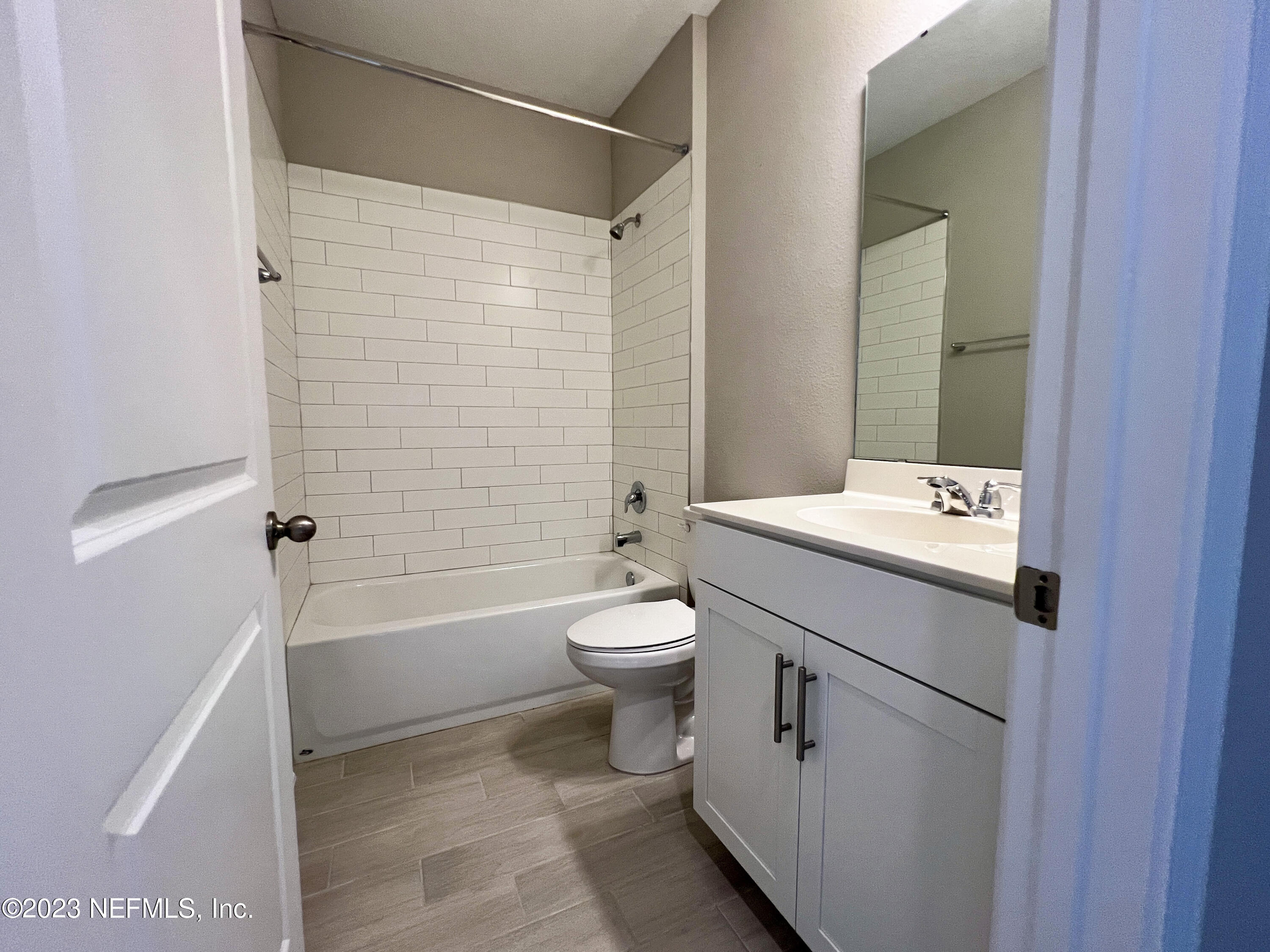 385 Brookgreen Way St. Augustine, FL 32092 - Photo 21 of 32 a bathroom with a toilet a sink and a bathtub