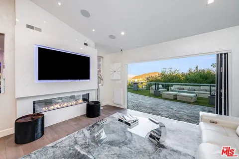 $2,499,000 | 3430 Wrightwood Drive, Studio City, CA 91604