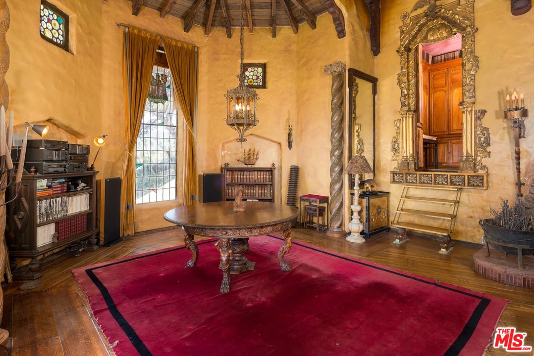 17520 Revello Drive Pacific Palisades, CA 90272 - Photo 14 of 51 a room with musical instruments