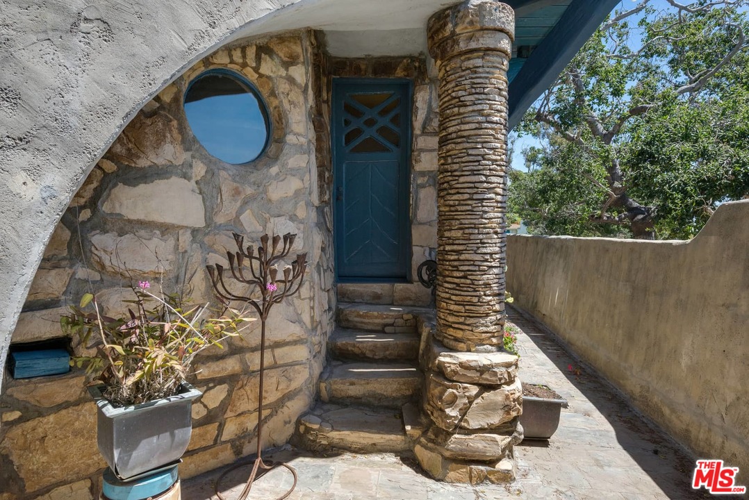 17520 Revello Drive Pacific Palisades, CA 90272 - Photo 37 of 51