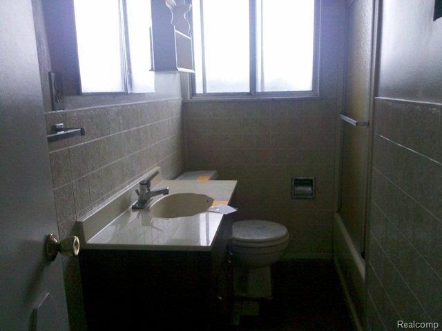 9225 Meskill Road Columbus, MI 48063 - Photo 15 of 17 261-900950-Bathroom.jpg