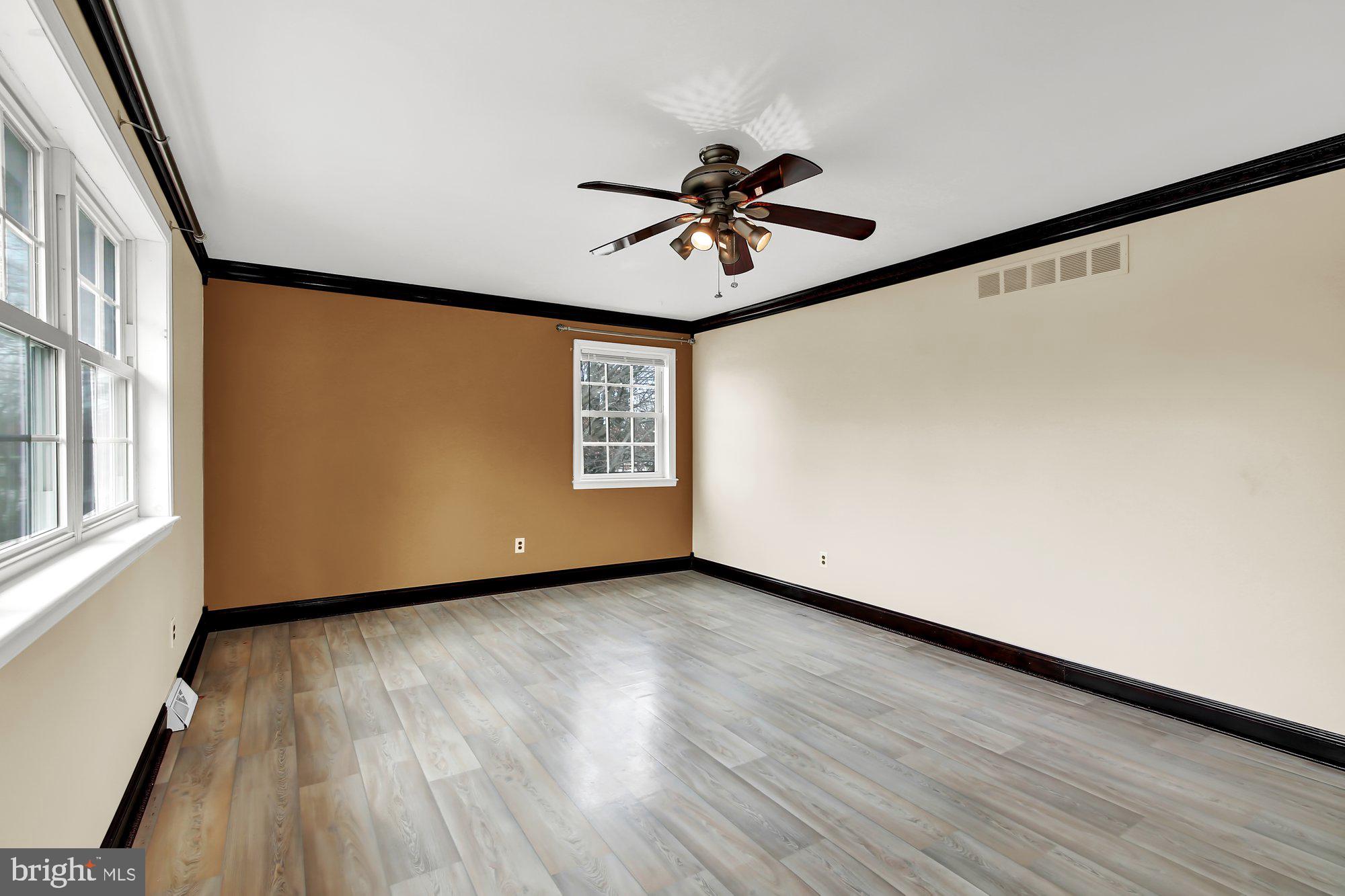 16 Higgins Road Newark, DE 19711 - Photo 10 of 27 Living Room