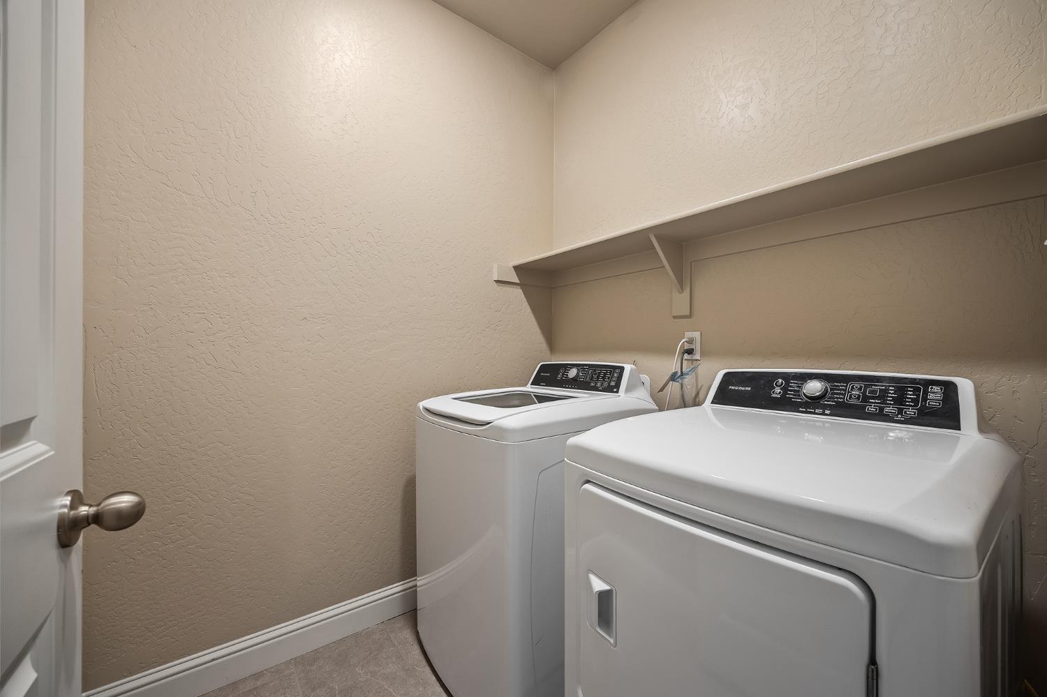 701 Strada Street Lemoore, CA 93245 - Photo 22 of 25 a utility room with dryer and washer