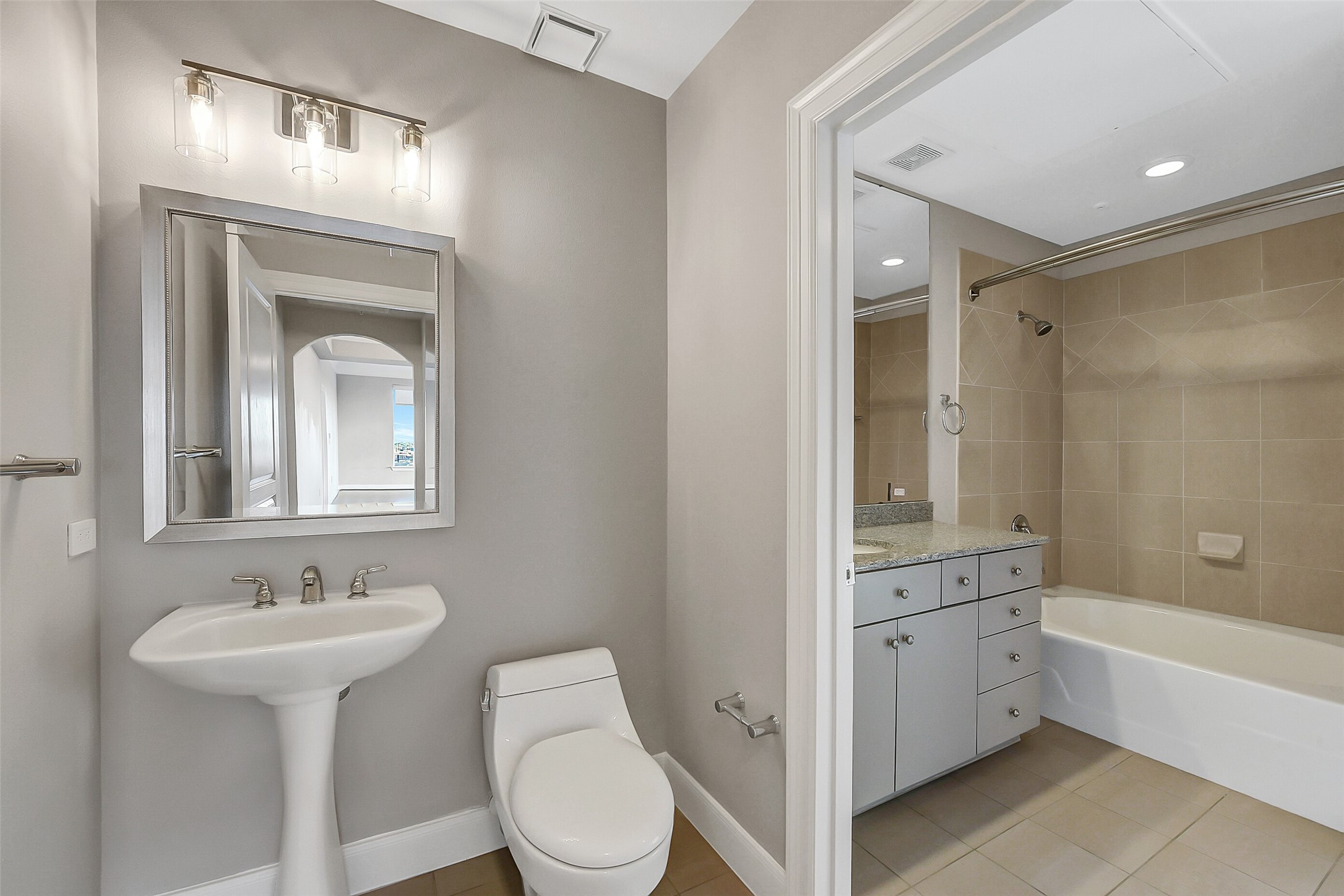 3333 Allen Parkway, Unit 1609 Houston, TX 77019 - Photo 11 of 33 Full secondary bath featuring a timeless pedestal sink, stylish wall treatments, and a complete tub/shower setup