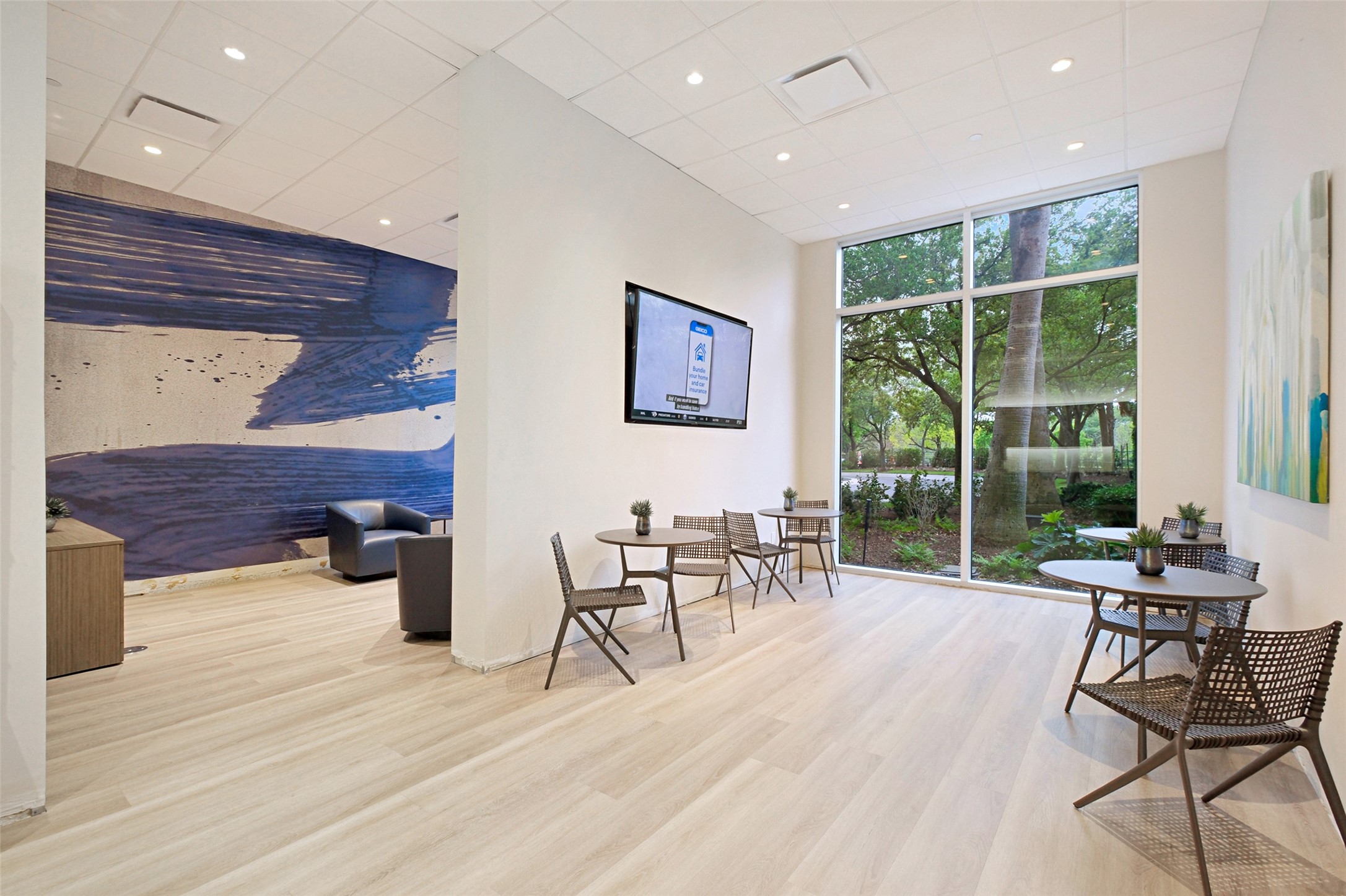 3333 Allen Parkway, Unit 1609 Houston, TX 77019 - Photo 19 of 33 Informal seating areas and a lounge add to the building amenities.
