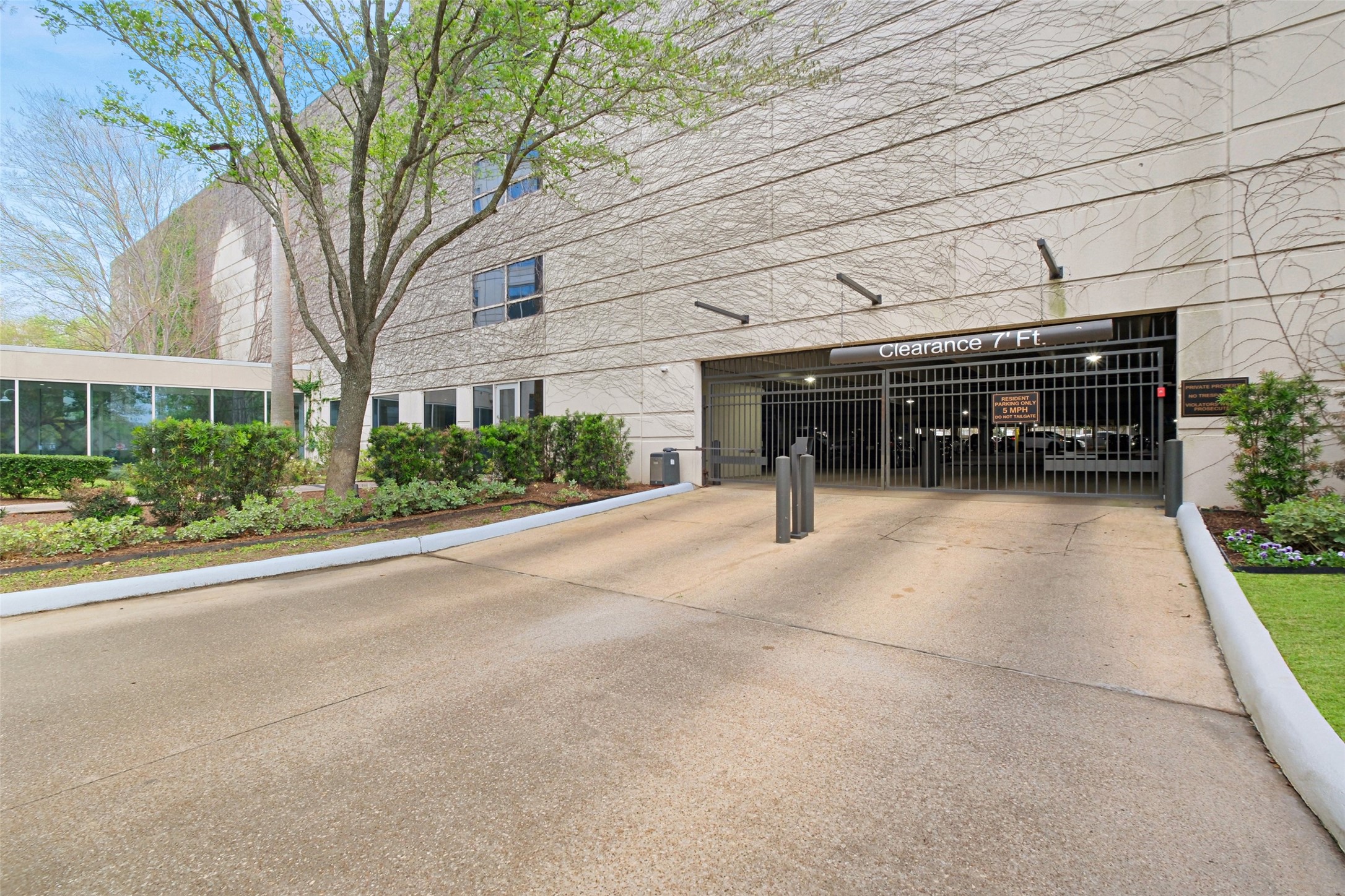 3333 Allen Parkway, Unit 1609 Houston, TX 77019 - Photo 27 of 33 Direct building access via a climate-controlled walkway from the convenient self-parking garage.