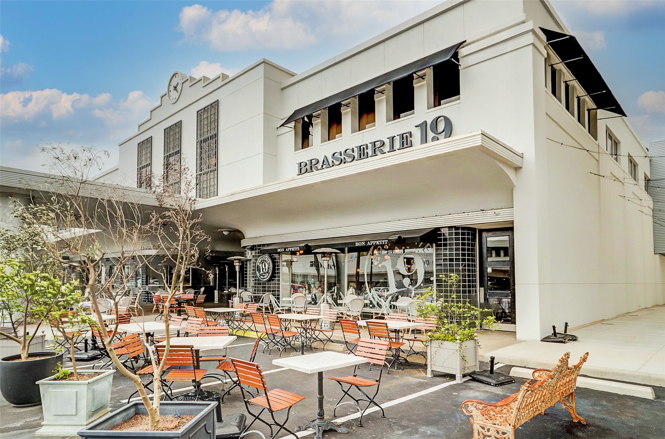 3333 Allen Parkway, Unit 1609 Houston, TX 77019 - Photo 30 of 33 Enjoy the ultimate urban lifestyle with premier dining and luxury shopping just four blocks from your front door