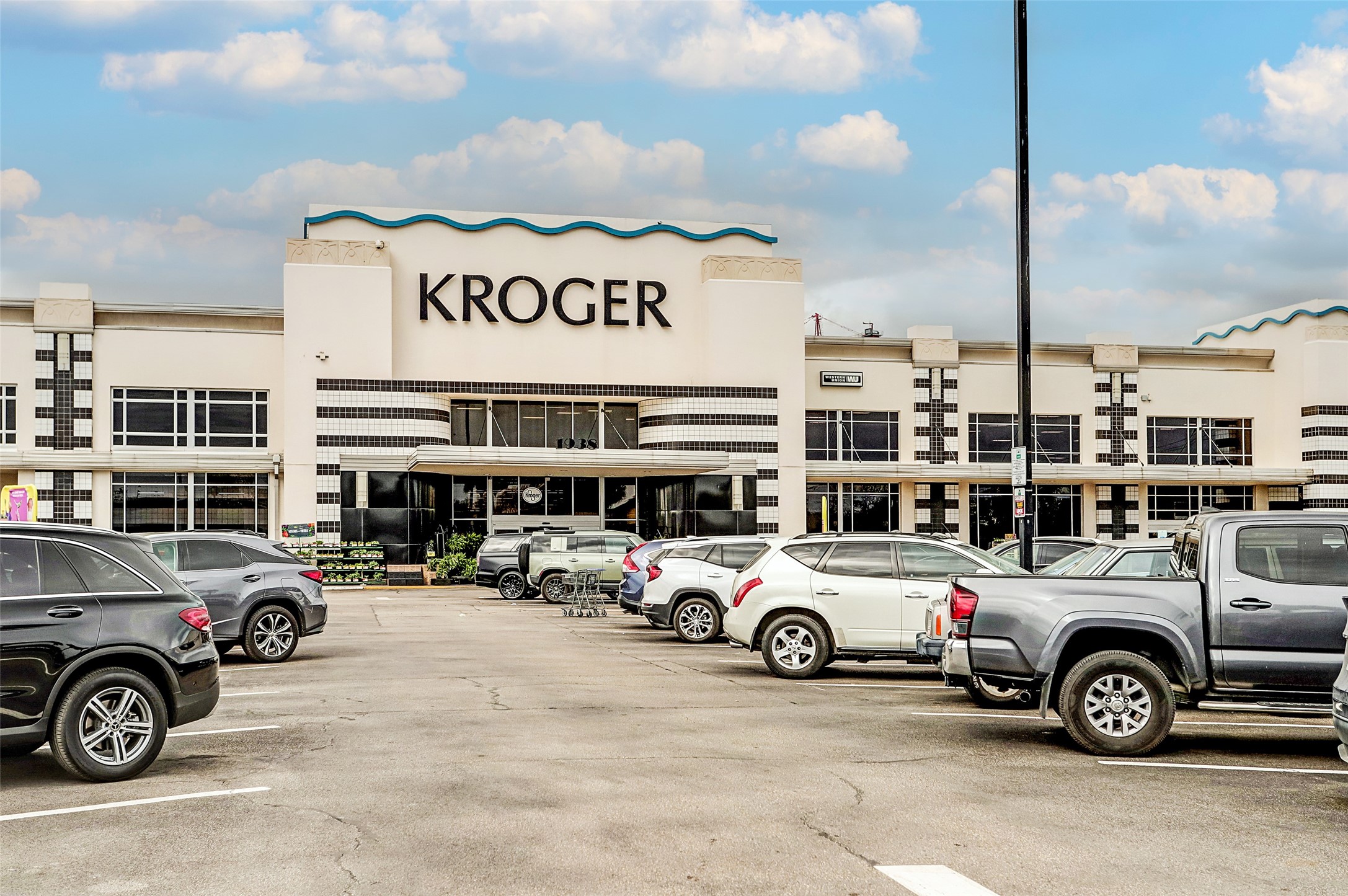 3333 Allen Parkway, Unit 1609 Houston, TX 77019 - Photo 31 of 33 Kroger Signature is just one of thee grocery options. Whole foods on Waugh and HEB at Waugh and Washington are just as close.
