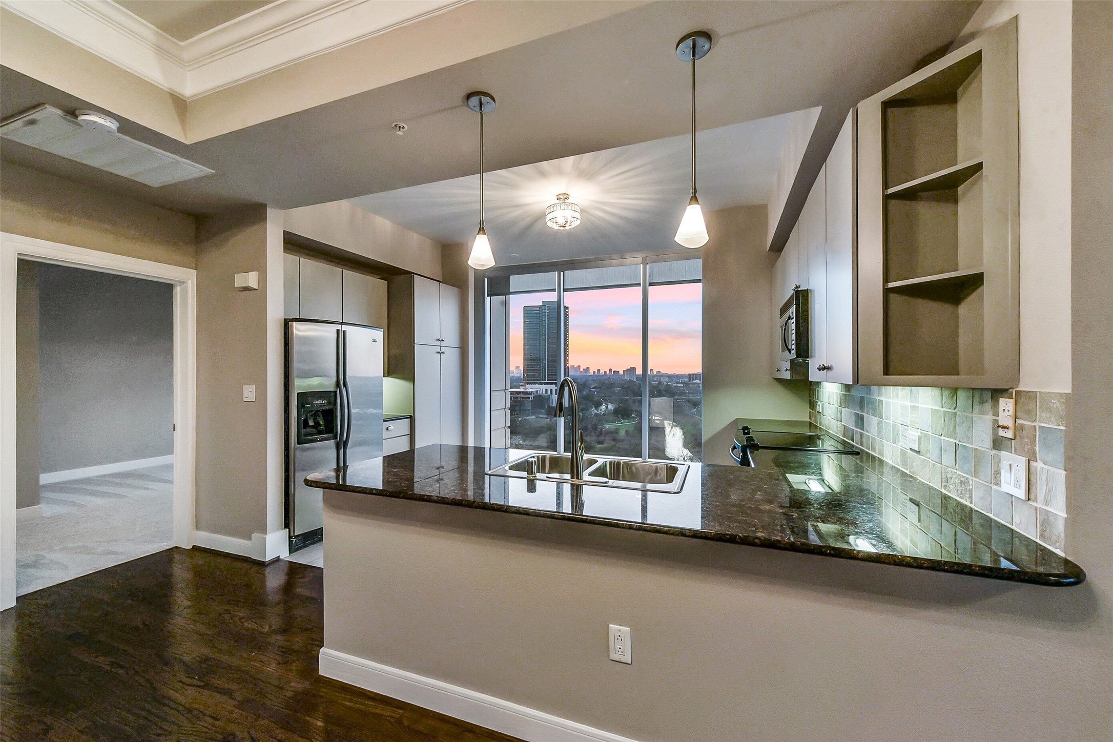 3333 Allen Parkway, Unit 1609 Houston, TX 77019 - Photo 5 of 33 The floor to ceiling windows highlight the sun set.