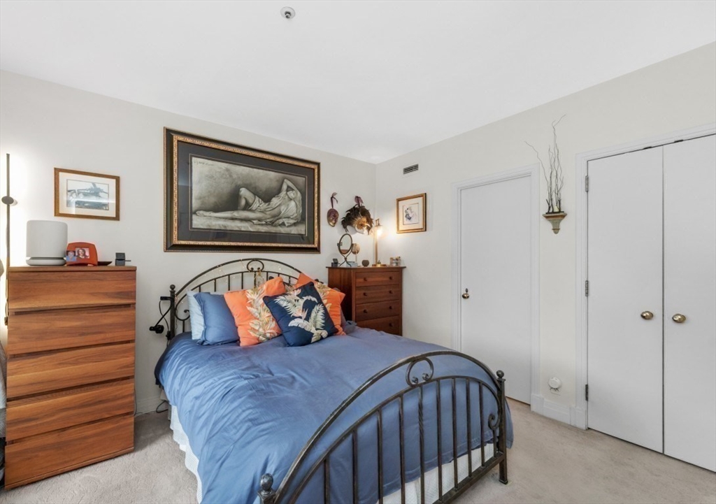 20 Rowes Wharf, Unit PH4 Boston, MA 02110 - Photo 10 of 24 a bedroom with a bed and a painting on the wall