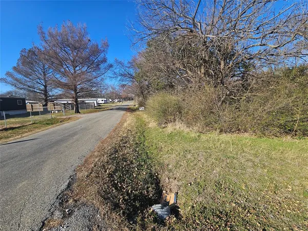 a view of a yard with a house