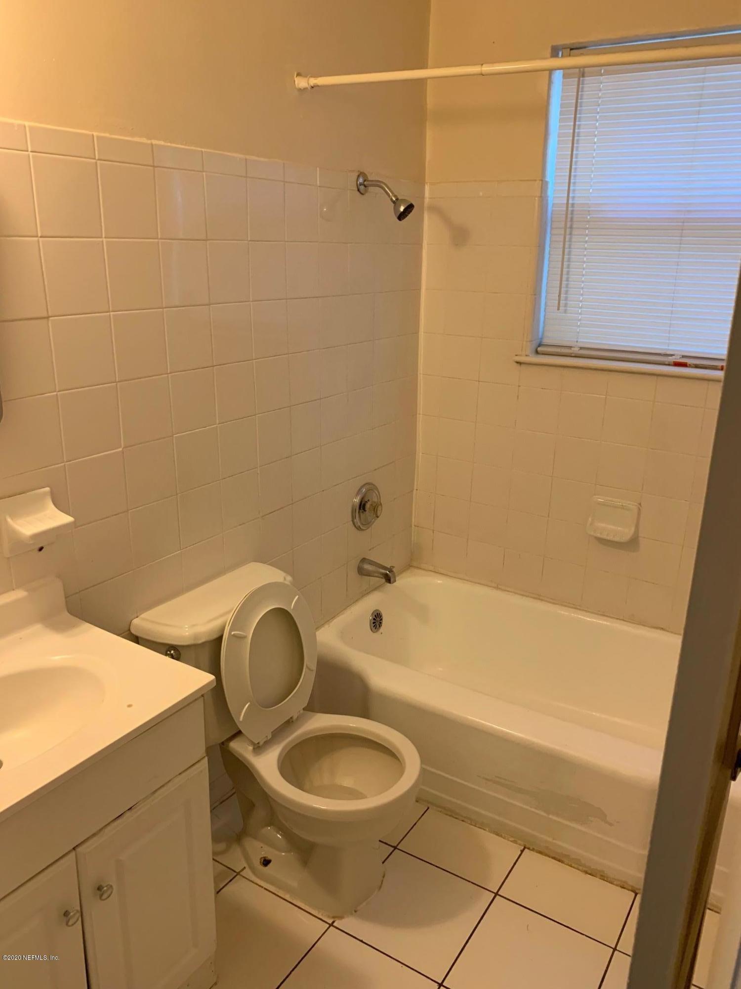 2114 Spring Park Road Jacksonville, FL 32207 - Photo 14 of 16 Guest Bath