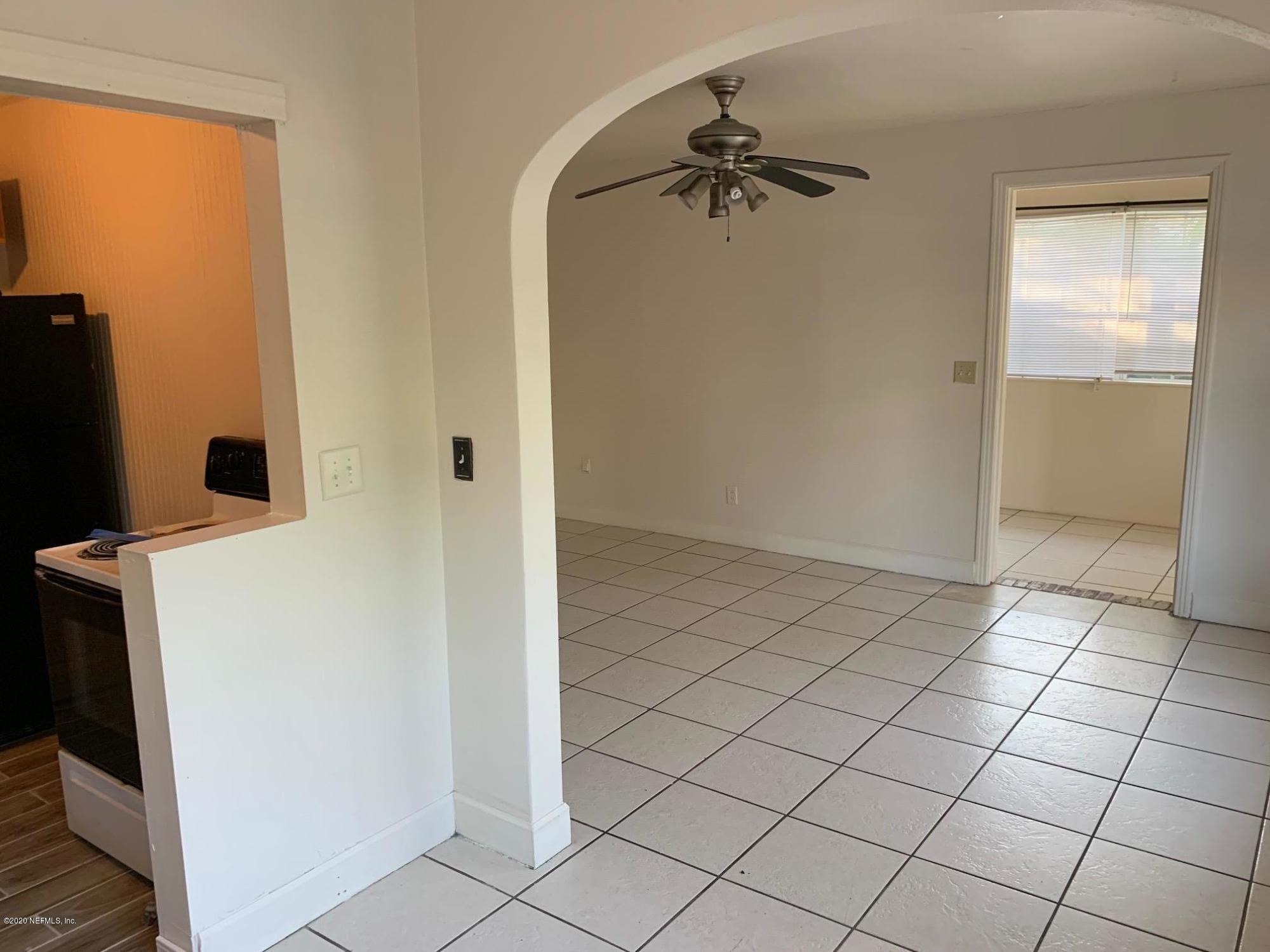 2114 Spring Park Road Jacksonville, FL 32207 - Photo 8 of 16 2114 livroom