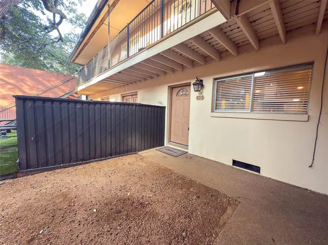 a view of backyard with a barn
