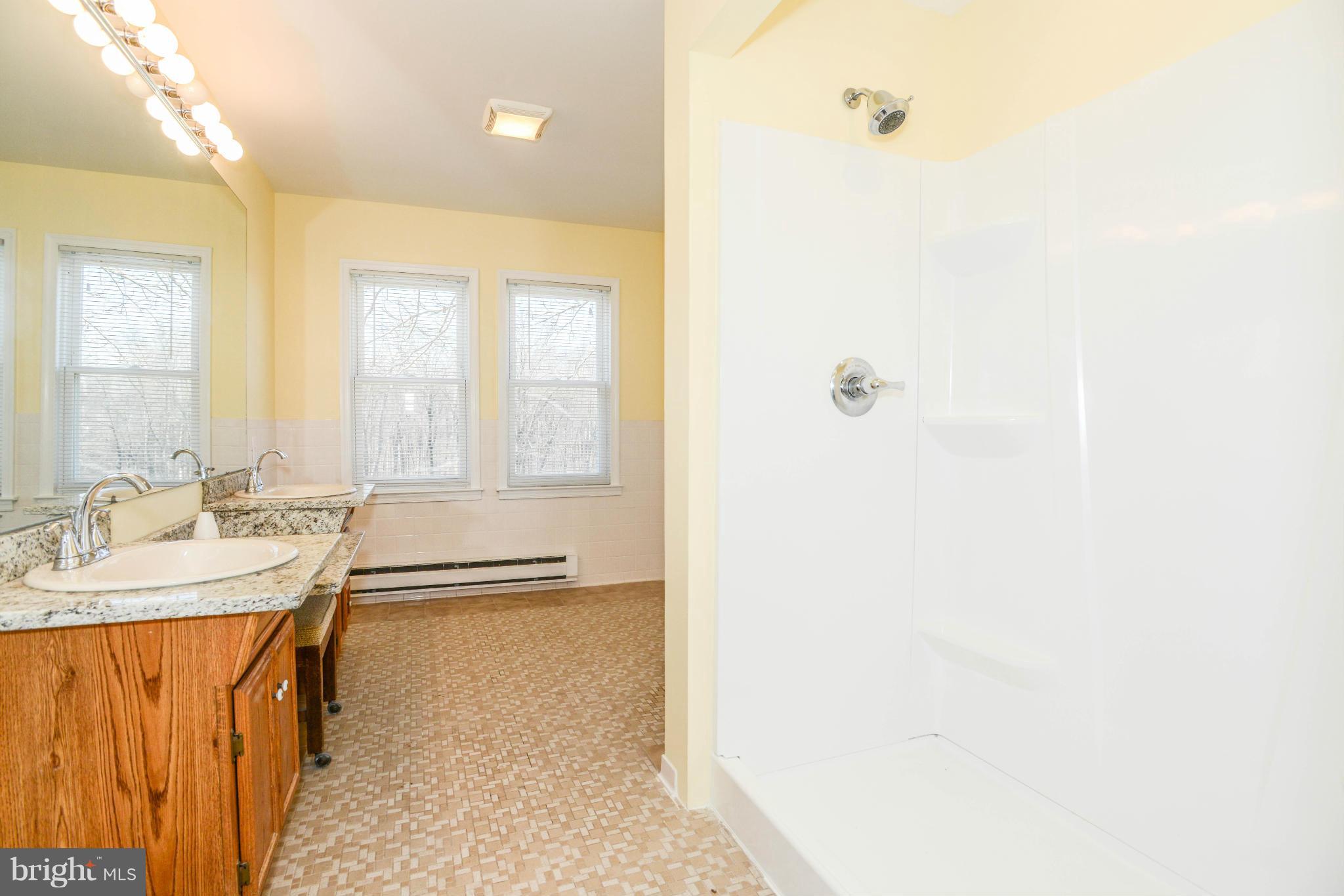 7935 Fingerboard Road Frederick, MD 21704 - Photo 9 of 30 Bath