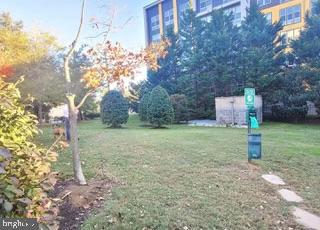 2726 Gallows Road, Unit 110 Vienna, VA 22180 - Photo 40 of 46 a backyard of a house