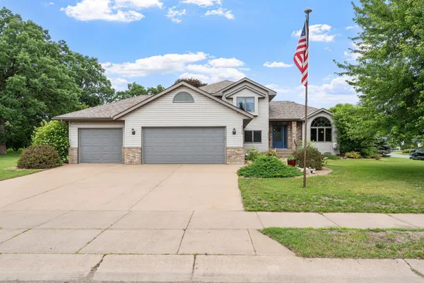 $424,900 | 6224 Glacier Drive, North Branch, MN 55056
