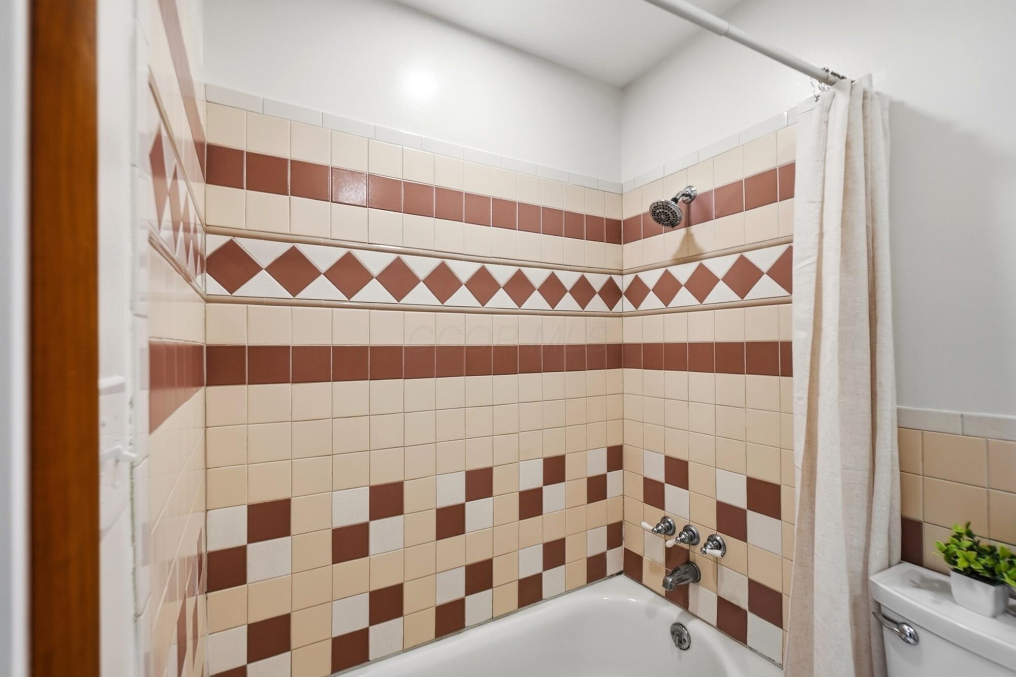 5474 Inlet Drive Columbus, OH 43232 - Photo 10 of 21 Bathroom