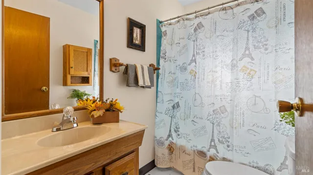 a view of a house with backyard and garden