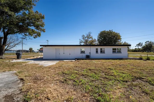 a view of a outdoor space with a house