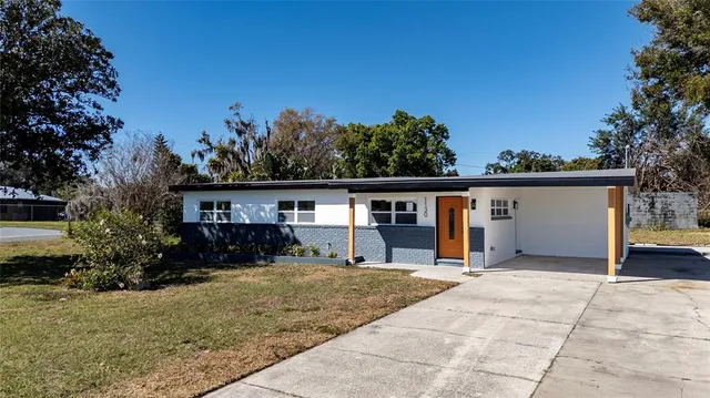 a view of a house with a yard