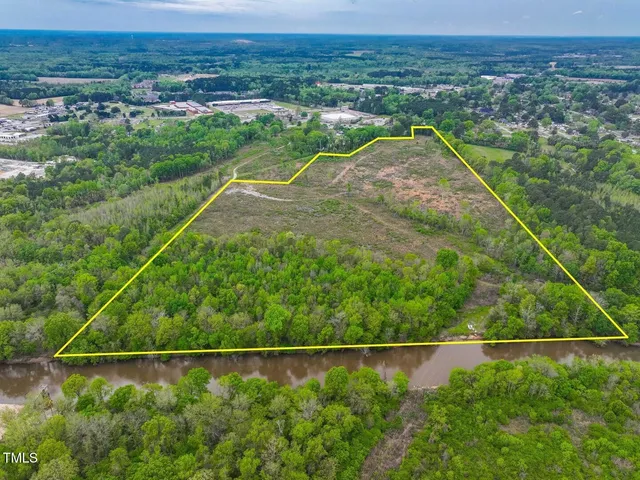 a view of a tennis court