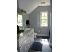 309 Pitt Road Kingsport, TN 37663 - Photo 17 of 24 An Upstairs Bath