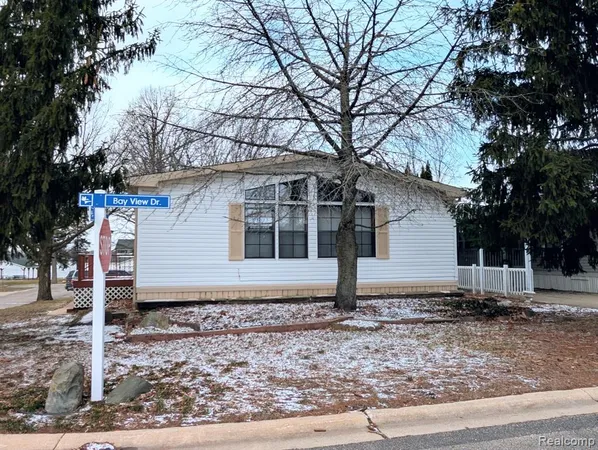 $49,900 | 3072 East Bay Drive, Fenton, MI 48430