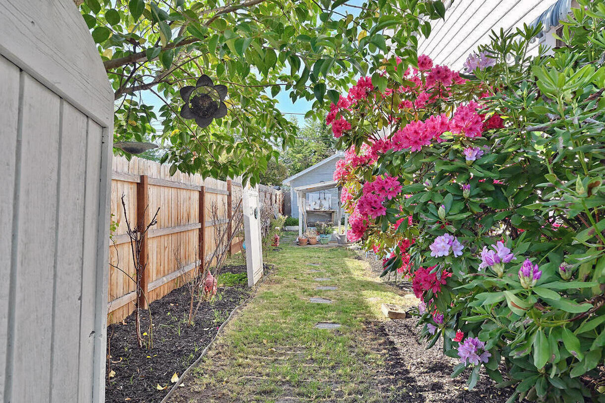 911 Reddy Avenue Medford, OR 97504 - Photo 25 of 29 Garden front to back view