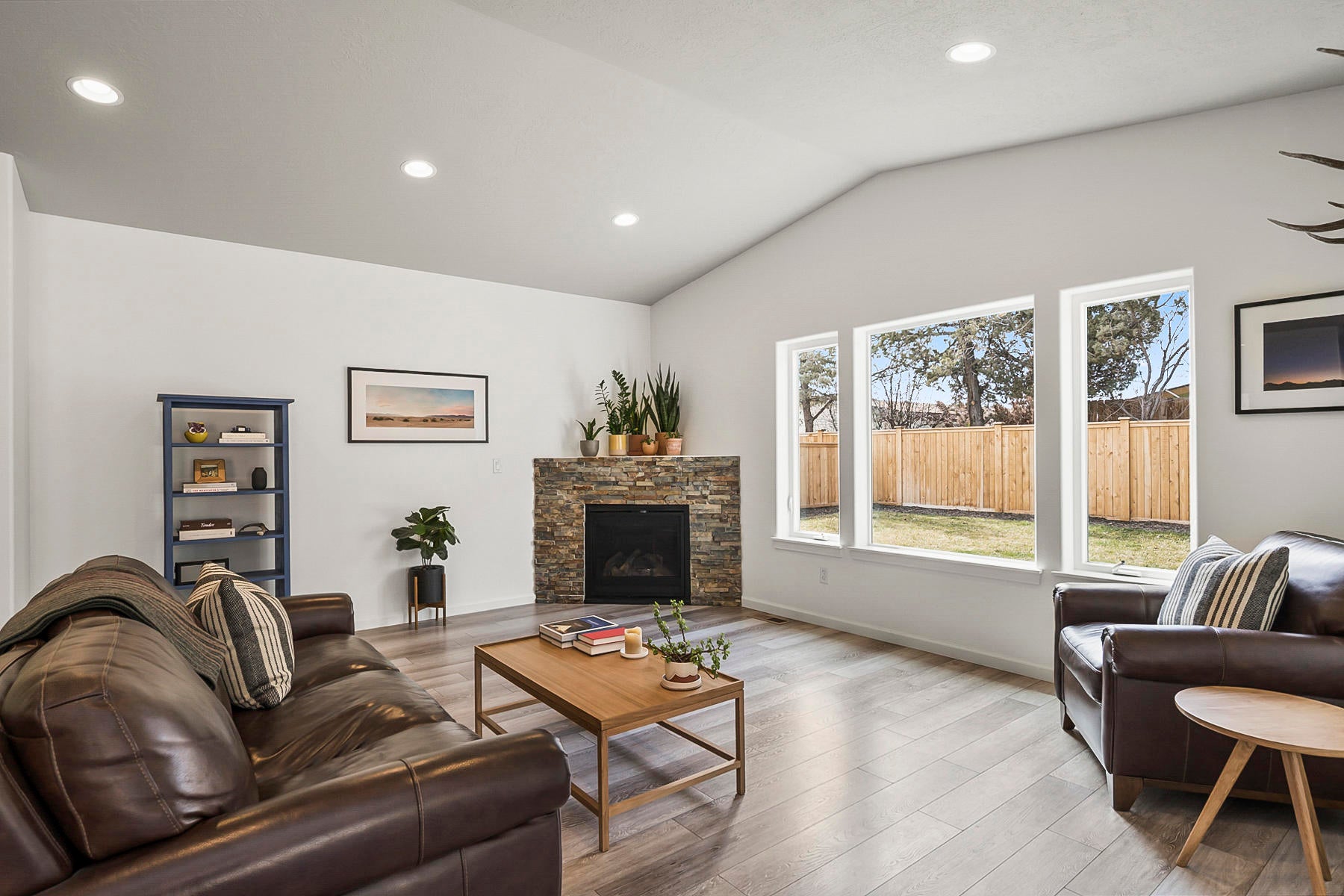 723 Northwest Rimrock Drive Redmond, OR 97756 - Photo 18 of 35 Great Room