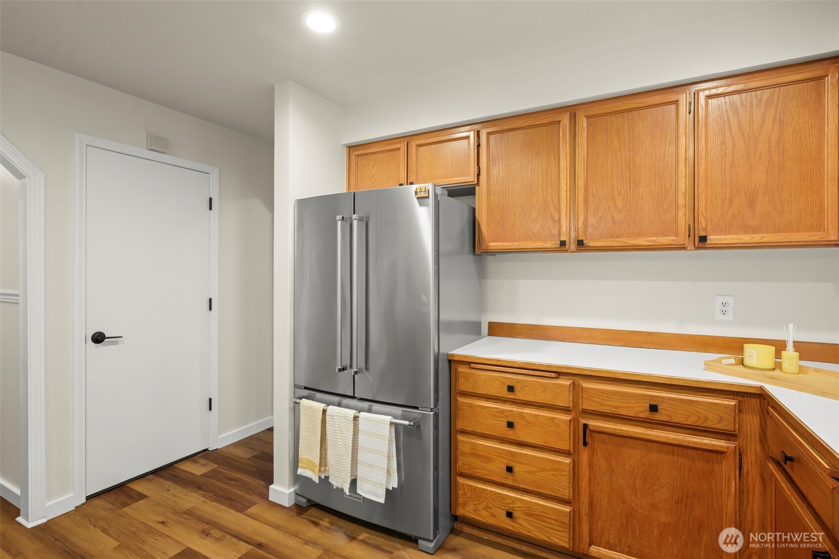 5615 114th Street Southwest Mukilteo, WA 98275 - Photo 6 of 38 a kitchen with appliances and cabinets