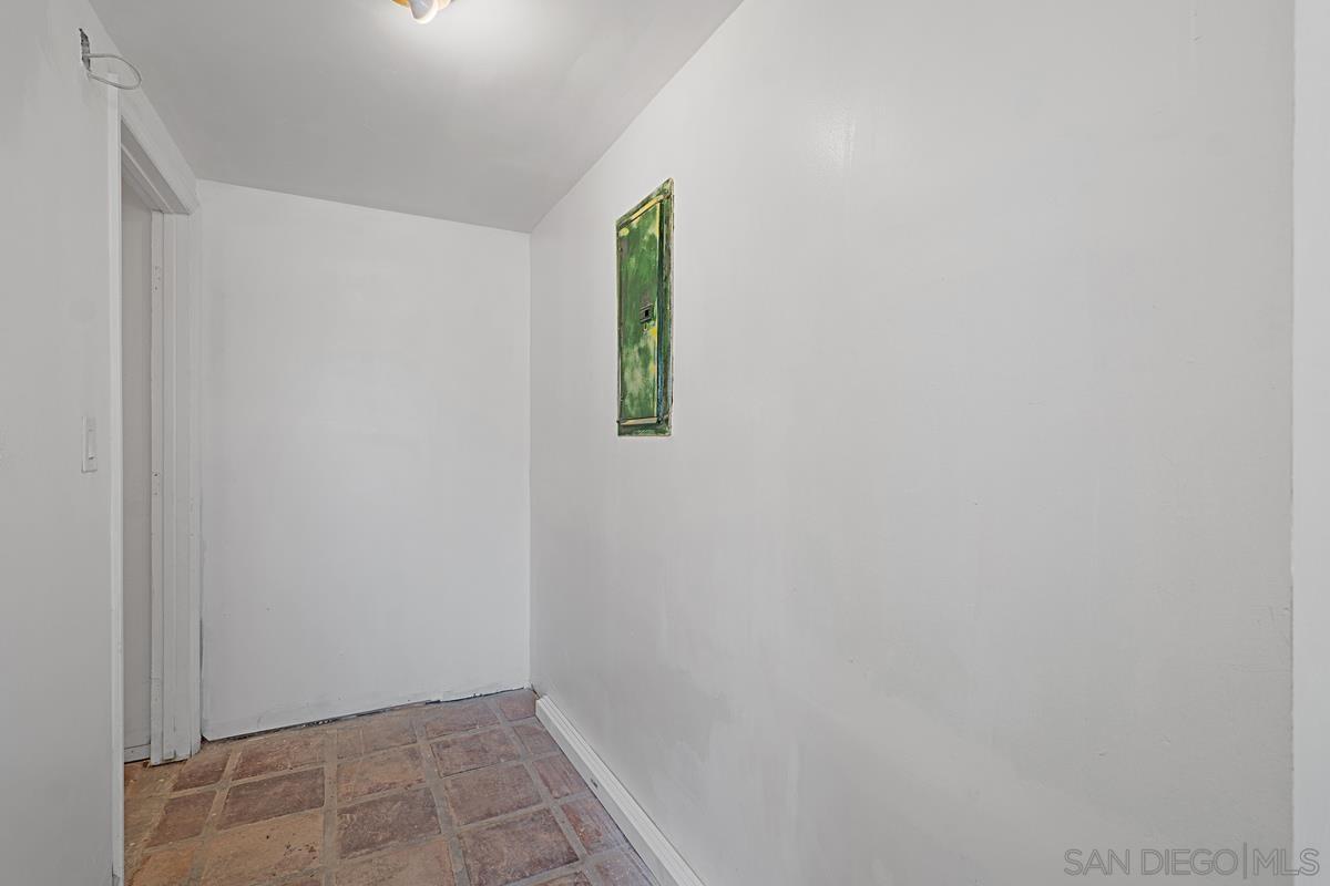 2756 Mission Road Fallbrook, CA 92028 - Photo 20 of 39 a view of hallway with window
