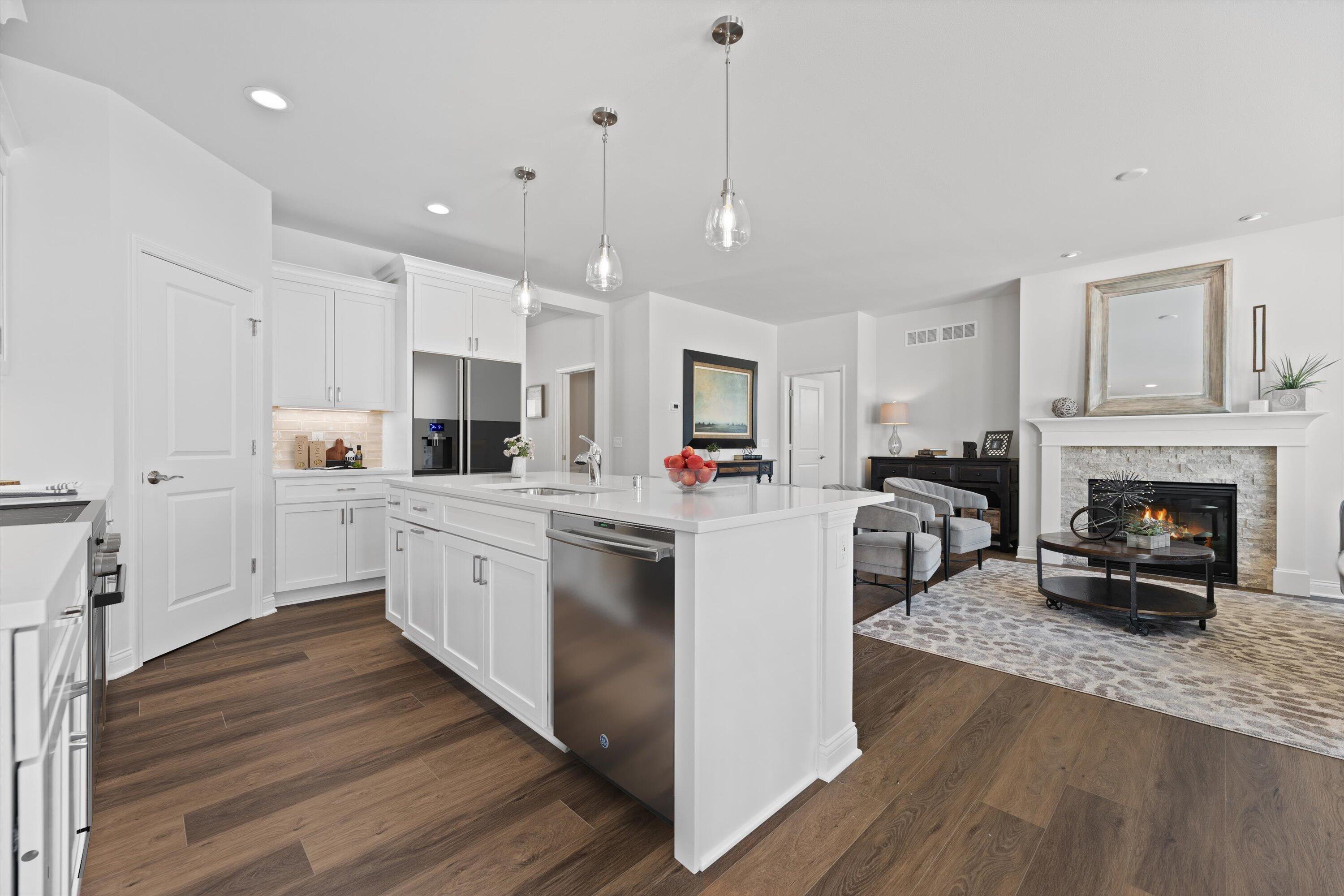 327 Sandy Circle Pewaukee, WI 53072 - Photo 14 of 40 Kitchen Island: Virtual appliances