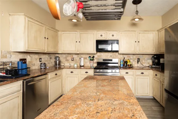 $295,000 | 1015 Highland Woods Drive, Highlands, TX 77562