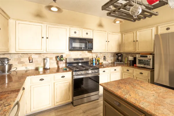 $295,000 | 1015 Highland Woods Drive, Highlands, TX 77562