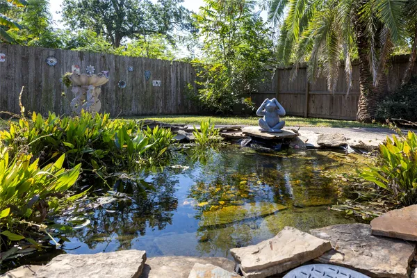 $295,000 | 1015 Highland Woods Drive, Highlands, TX 77562