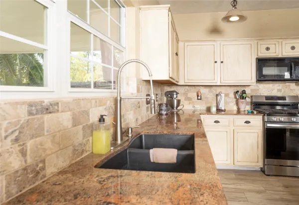 $295,000 | 1015 Highland Woods Drive, Highlands, TX 77562