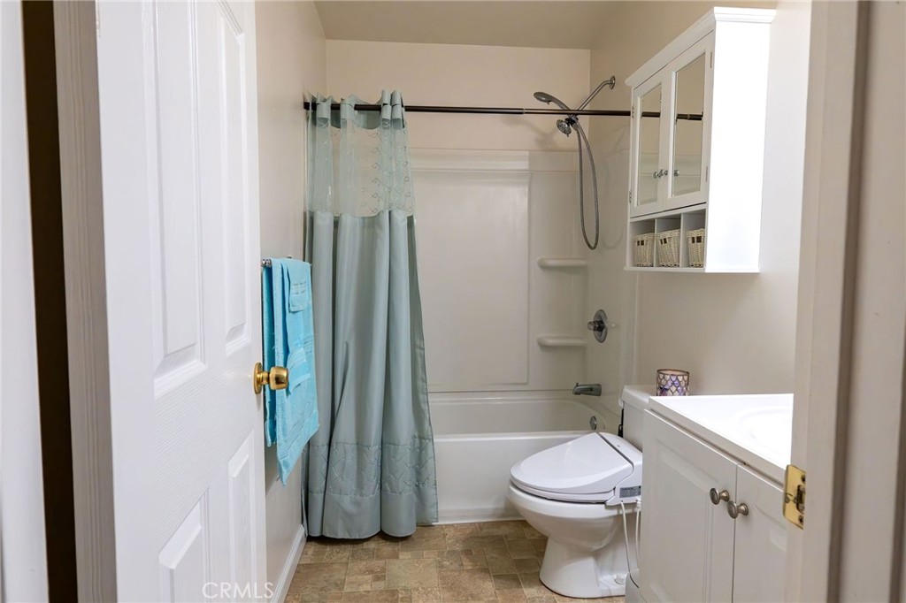 1050 West Cedar Street Willows, CA 95988 - Photo 23 of 39 Hall bathroom