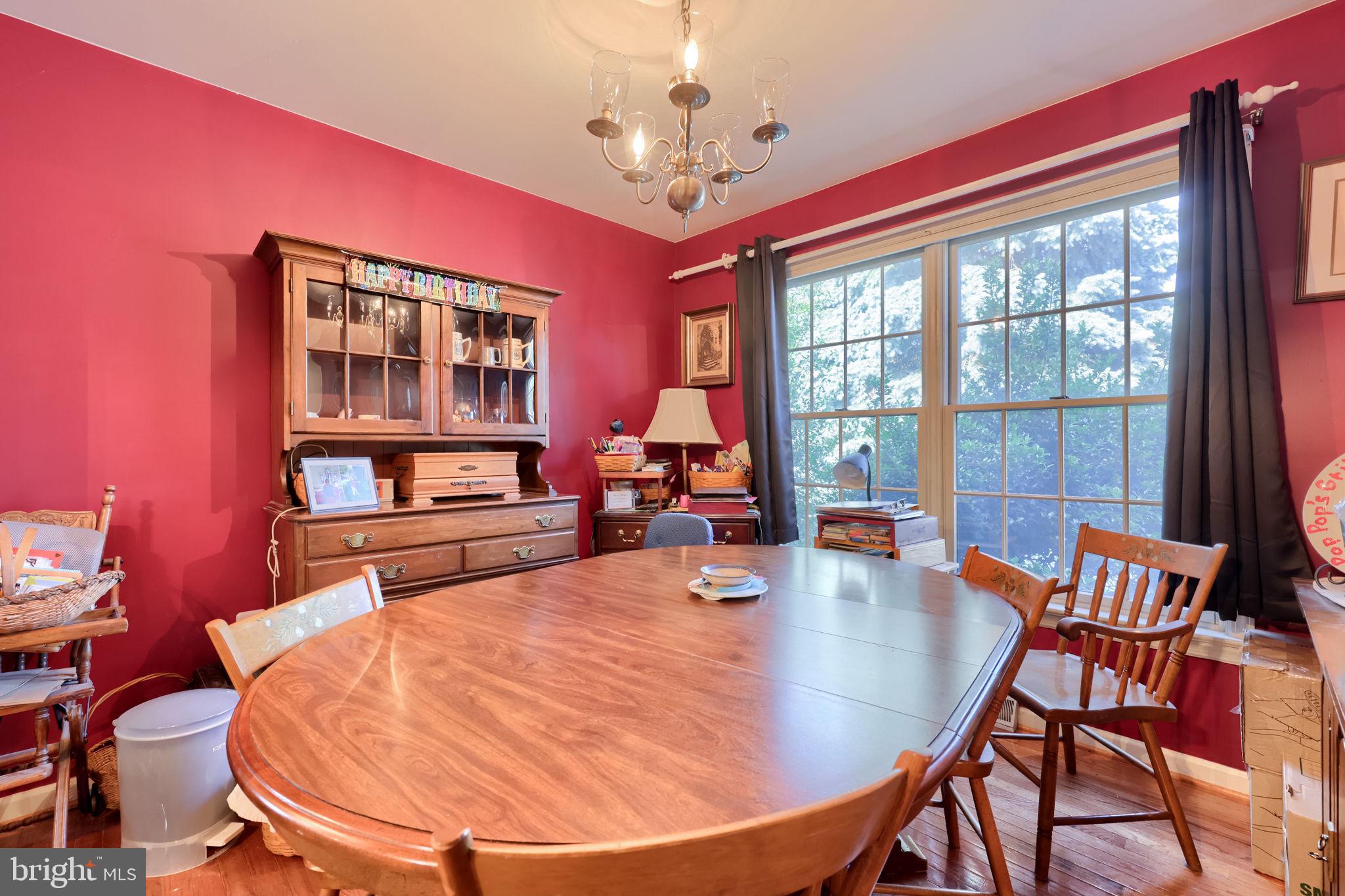 17 Georgetown Court Mountville, PA 17554 - Photo 7 of 32 Warm dining space with vibrant walls.