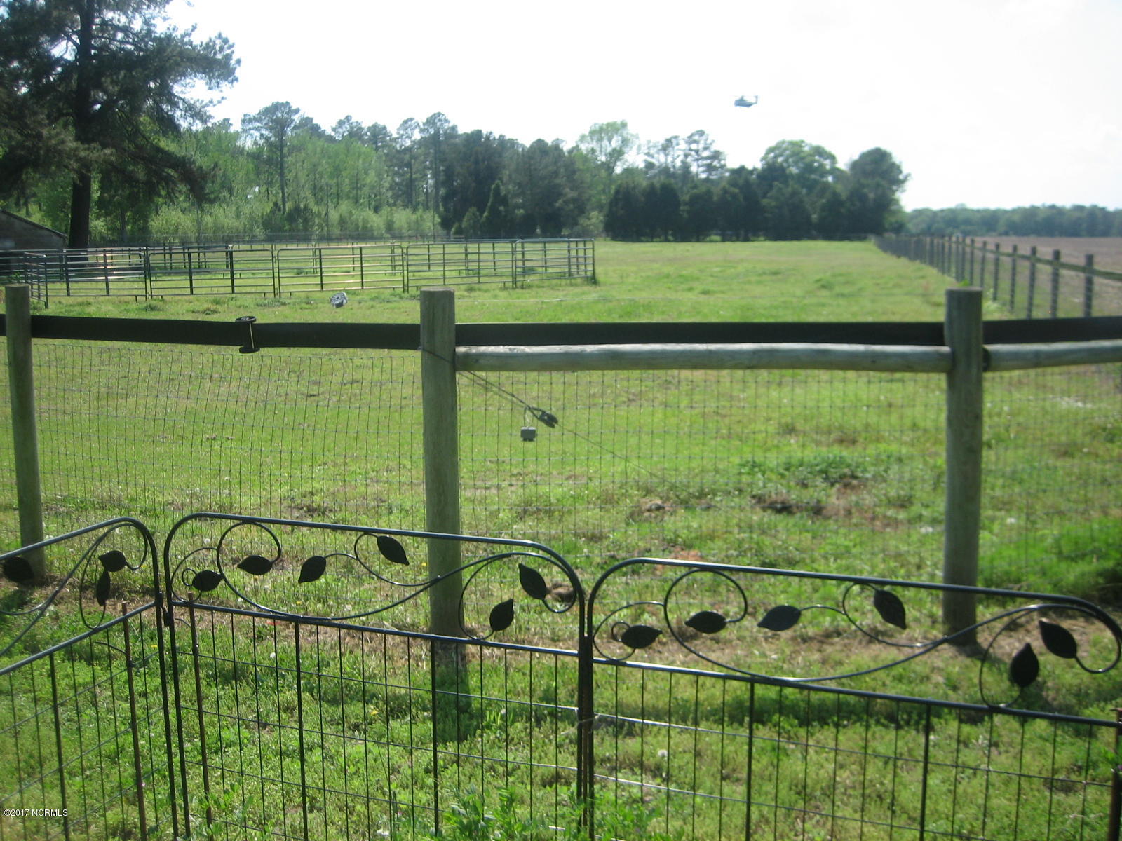 1094 Oak Grove Road Pollocksville, NC 28573 - Photo 24 of 32 Round Pen inside of Fence